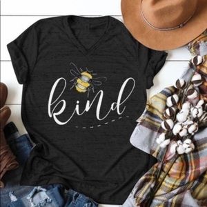 3/$18 Size small 🐝 TShirt